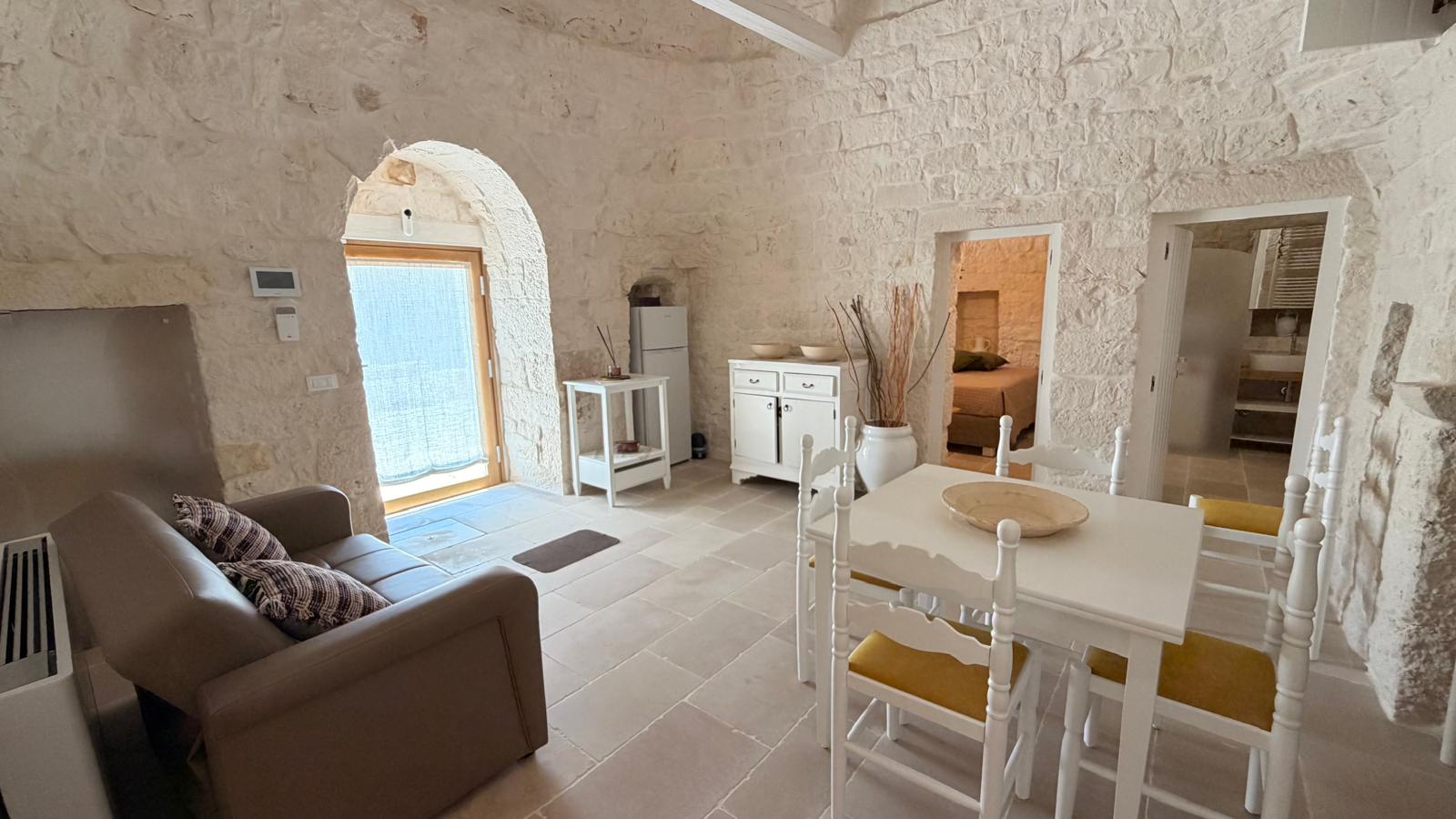Trulli Comunicanti, Restaurati con Antico Camino, Ulivi Secolari.